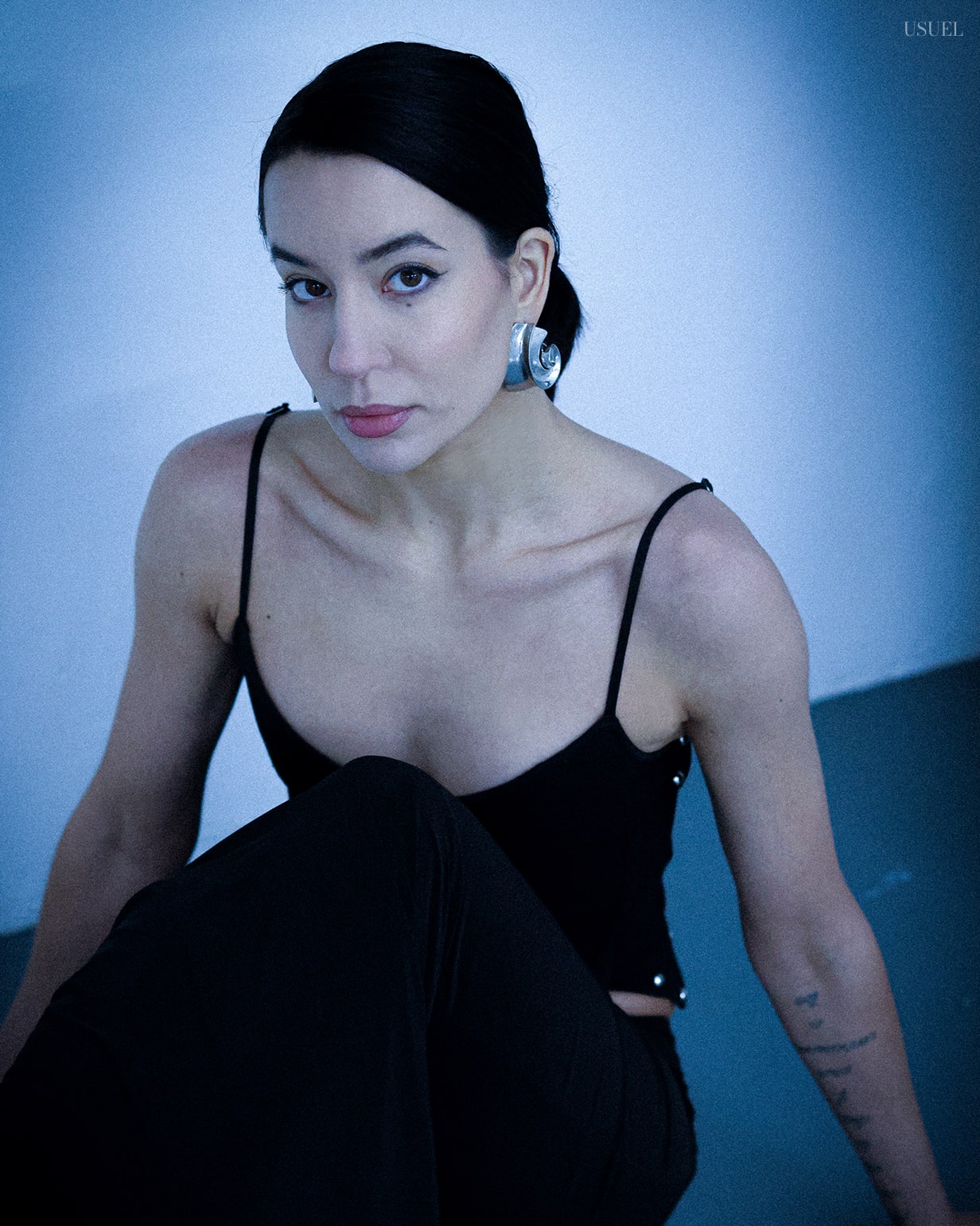 Anna Cher, a feline beauty adorned in black, photographed with maestria by Ulysses Saniel