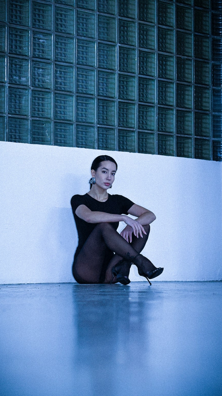 Anna Cher, a feline beauty adorned in black, photographed with maestria by Ulysse Saniel.
