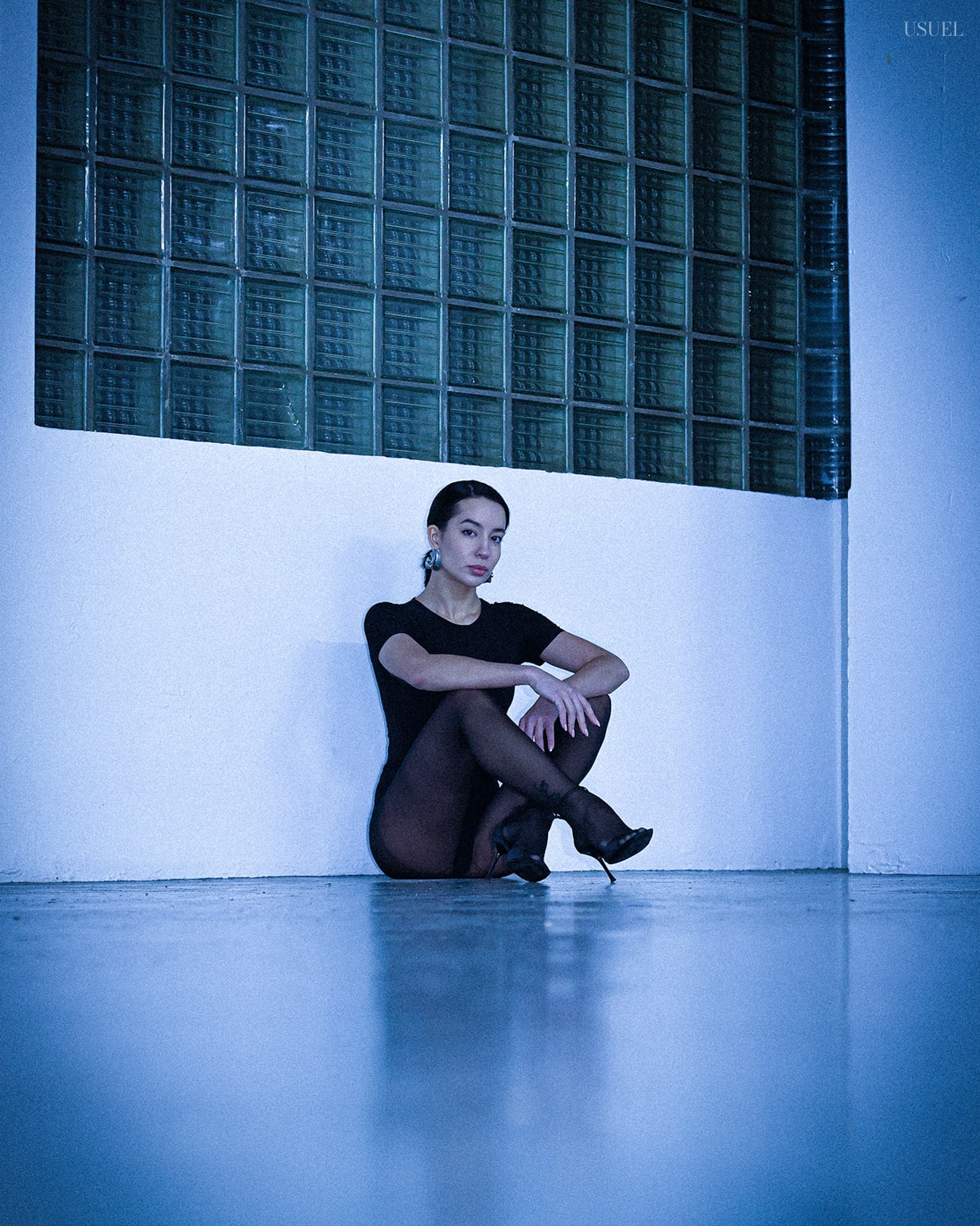 Anna Cher, a feline beauty adorned in black, photographed with maestria by Ulysses Saniel.