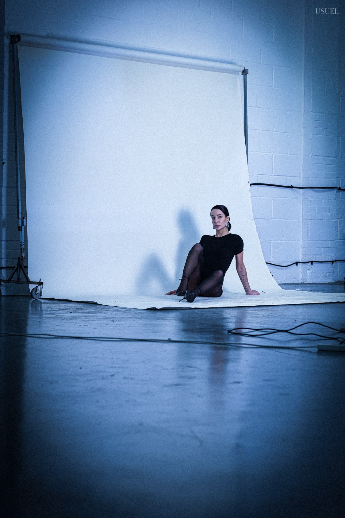 Anna Cher, a feline beauty adorned in black, photographed with maestria by Ulysses Saniel.